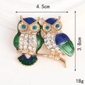 Duo-Eulen-Brosche mit blauen Kristallen und grüner Emaille auf Goldzweig, 4,5cm breit - Eule auf Zweig / Goldene Eule (D2796)