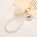 Détail du porte-clés perles avec pompon en peluche et pendentif doré avec chiffre 5 et nœud - Pendentif à Pompon et Perles / Blanc Cassé