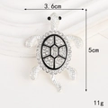 Detailansicht einer Schildkrötenbrosche mit klaren Strasssteinen und schwarzen Edelsteinaugen - Strass Schildkröte / Silberne kleine Schildkröte (D2794)