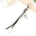 Llavero de borla de cuero PU en blanco y negro con colgante de corazón plateado - Blanco + Negro