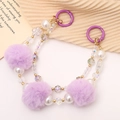 Violette Plüschball-Perlenkette für Handyhüllen mit Kunstperlen und Goldverschlüssen - Doppelkettchen-Bommel-Handschlaufe / Lila (K114)