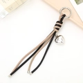 Llavero colgante de corazón con cordón de cuero negro y beige y anillo de metal plateado - Caqui y Negro