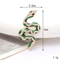 Glinsterende groene slangenbroche van zinklegering met witte strass steentjes en emaille - Kleine Groene Slang Goud (D2918)