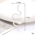 Gedetailleerde macro-opname van de 7,7cm slangenaccessoire met strass-steen en schubbenhuid - 35mm*77mm Zilveren Slang (D2919)
