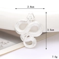 Macro-opname van zilveren slangenhanger met 3,5 cm afmeting en fijne schubbenstructuur - Metalen Ratelslang Zilver (D2926)