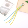 Porte-clés en cuir tressé à la main jaune et bleu clair avec un fermoir en métal argenté - Attache Tressée Nœud Diamant (K3934) / Bleu + Jaune