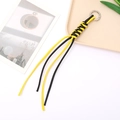 Porte-clés en cuir tressé jaune et noir avec un anneau à ressort en métal poli - Attache Tressée Nœud Diamant (K3936) / Noir+Jaune