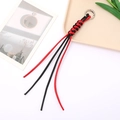 Porte-clés en cuir PU tressé rouge et noir avec un fermoir à ressort en métal argenté - Attache Tressée Nœud Diamant (K3937) / Noir + Rouge