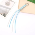 Porte-clés tissé à la main bleu et blanc avec anneau en argent et pampilles à franges fines - Attache Tressée Nœud Diamant (K3940) / Blanc+Bleu