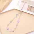 Detalle de la cadena de móvil con cuentas lila, estrellas de acrílico y corazones - Morado