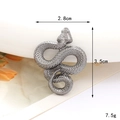 Macro-opname van een donkergrijze metalen slang hanger met afmetingen en gewicht - Metalen Ratelslang Gun Black (D2928)
