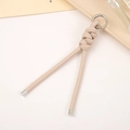 Porte-clés minimaliste en cuir tressé beige avec fermoir à anneau métallique circulaire argenté - Blanc Cassé
