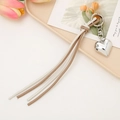 Porte-clés cœur argenté minimaliste avec pompons en cuir tressé crème et marron - Attache Tressée Cœur (K3929) / Blanc + Kaki