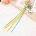 Porte-clés en cuir tressé bleu et jaune avec breloque cœur en métal argenté - Attache Tressée Cœur (K3930) / Bleu + Jaune