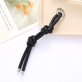 Porte-clés minimaliste en cuir tressé noir avec anneau argenté et embouts métalliques polis - Attache PU Double Nœud (K4147) / Noir