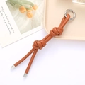 Porte-clés artisanal en cuir tressé marron avec un fermoir pivotant en argent poli - Attache PU Double Nœud (K4148) / Marron