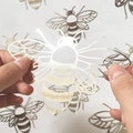 Detail van metalen holle bijen muursticker met reflecterende spiegelende afwerking - Zilveren Bij