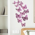 Detail von 3D-Hohl-Schmetterlings-Wandaufklebern in Magenta in einem modernen Zimmer - Rosenrot