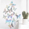 Macrodetail van 3D holografische vlinder muurstickers met fijne holle uitgesneden patronen - Set van vier elk groot middel klein / Laser Regenboog