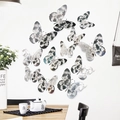 Vista dettagliata di adesivi murali a farfalla 3D con motivi floreali grigi eleganti - Argento