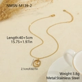 Detalle de un collar con colgante de luna dorada y circonitas sobre fondo beige texturizado - Collar de Disco de Estrás de Luna (NMSN-M139-2) / Chapado en oro 18K