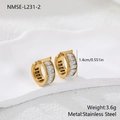 Macro-detail van 1,4 cm gouden roestvrijstalen ringoorbellen met baguette-zirkonia - Baguette Zirkon Stijl (NMSE-L231-2)