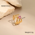 Detalle de anillo ajustable de tres capas bañado en oro 18K con gema de corazón rosa 0,7cm - Talla única / Anillo Abierto de Corazón Rosa de Tres Capas (NMSR-K533-1)