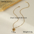 Détail d'un collier cœur doré avec zircon rouge et chaîne réglable de 40+5 cm de long - Collier Pendentif Cœur (NMSN-K2510-1) / Or 18 carats