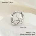 Makro-Detail des unregelmäßigen geriffelten Silberrings aus Edelstahl auf Stein - Stahlring