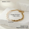 Detailansicht eines Armbands mit Perlen und goldener Edelstahlkette auf Steinbasis - NMSB-L122-2 Armband