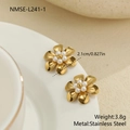 Gros plan détaillé des boucles d'oreilles fleur en acier doré avec perles et dimensions - Fleur à Cinq Pétales Dorée (NMSE-L241-1) / Or 18 carats
