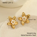 Vue détaillée des boucles d'oreilles fleur dorées avec perles et spécifications de taille - Fleur à Cœur de Six Perles Dorée (NMSE-L241-2) / Or 18 carats