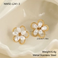 Vue détaillée des boucles d'oreilles fleur avec pétales en perles et base dorée - Style Floral à Perles en Goutte d'Eau (NMSE-L241-3) / Or 18 carats