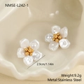 Gros plan sur les boucles d'oreilles fleur en acier et perles avec dimensions 2,9cm - Pétale Blanc Cœur Doré (NMSE-L242-1) / Or 18 carats