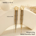 Détail montrant des boucles d'oreilles à pompons en acier bicolore d'une longueur de 10 cm - Or 18 carats / Style Gland Chaîne à Billes Longue (NMSE-L118-4)