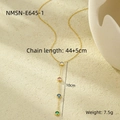 Detalle de un collar en forma de Y dorado con cuatro piedras de circonita de colores - Chapado en oro 18K / Collar Vertical de Gemas Redondas de Cuatro Colores (NMSN-E645-1)
