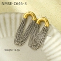 Vue macro détaillée des boucles d'oreilles U-ring dorées avec des glands de chaîne argentée - Or 18 carats / Gland Couleur Mélangée Boucle en U Or (NMSE-C646-3)