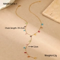 Detalle de colgantes de gotas coloridas en un collar largo en Y dorado con dimensiones - Chapado en oro 18K / Collar Y de Strass en Gota de Agua de Colores (NMSN-G316-1)