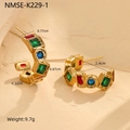Dettaglio orecchini a C dorati con zirconi colorati e specifiche tecniche delle dimensioni - Oro 18K / Stile con Pietre Preziose Multicolore Vintage (NMSE-K229-1)