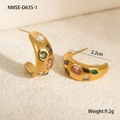 Vista macro di orecchini a cerchio dorati da 2,2 cm con pietre preziose colorate - Oro 18K / Stile con Pietre Preziose Geometriche Multicolore (NMSE-D635-1)