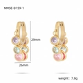 Vista detallada de pendientes en C dorados con circonitas de colores y medidas - Chapado en oro 18K / Pendientes de Piedras Preciosas Multicolores de Estilo Colgante (NMSE-D159-1)