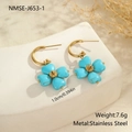 Primer plano de pendientes de flor dorados con piedra natural azul sobre base de piedra - Pendientes de Flor de Cuatro Pétalos Turquesa Acero (NMSE-J653-1)