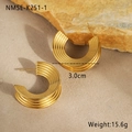 Detalle macro de pendientes de aro en C de acero inoxidable dorado con textura de nervaduras - Estilo C Plisado Concéntrico (NMSE-K251-1)