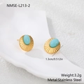 Detalle de pendiente vintage de acero inoxidable con piedra azul y textura de sol dorado - Estilo Turquesa (NMSE-L213-2)