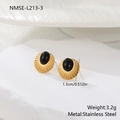 Vista macro de pendientes de acero inoxidable dorado con piedra ovalada negra - Estilo Ónix Negro (NMSE-L213-3)