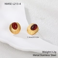 Detalle de pendientes vintage de acero dorado con ágata roja y textura de sol - Estilo Ágata Roja (NMSE-L213-4)