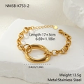 Detailweergave van de gouden dikke schakelarmband met afmetingen 17+3cm en 3,4cm ornament - Gouden Armband