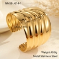 Detalle del brazalete cóncavo ancho de acero inoxidable con acabado de espejo dorado - Estilo de Onda Nervada (NMSB-J614-1) / Chapado en oro 18K