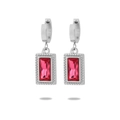 Vue macro détaillée des boucles d'oreilles argentées avec zircon rouge et bordure perlée - Style Argent Zirconia Rouge Rubis(NMSE-D114-6)