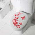 Dettaglio di adesivi floreali con farfalle rosse su un sedile WC in ceramica - Rosso